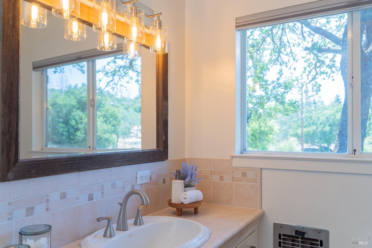 750 Deer Park Road St. Helena, CA 94574 - Photo 13 of 32 Hallway full bathroom