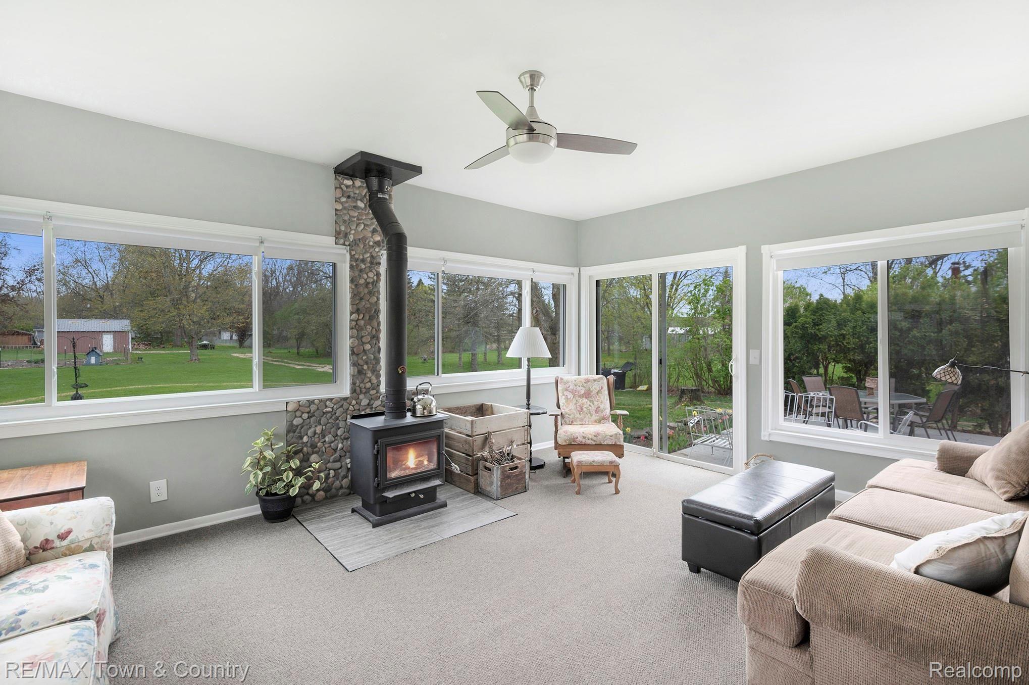 7040 Riegler Street Grand Blanc, MI 48439 - Photo 8 of 25 Family room / Sunroom