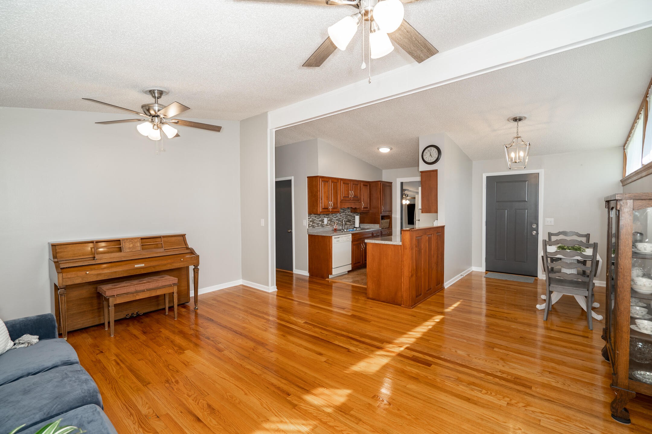 532 Frawley Road East Ridge, TN 37412 - Photo 7 of 31 Living Room 1