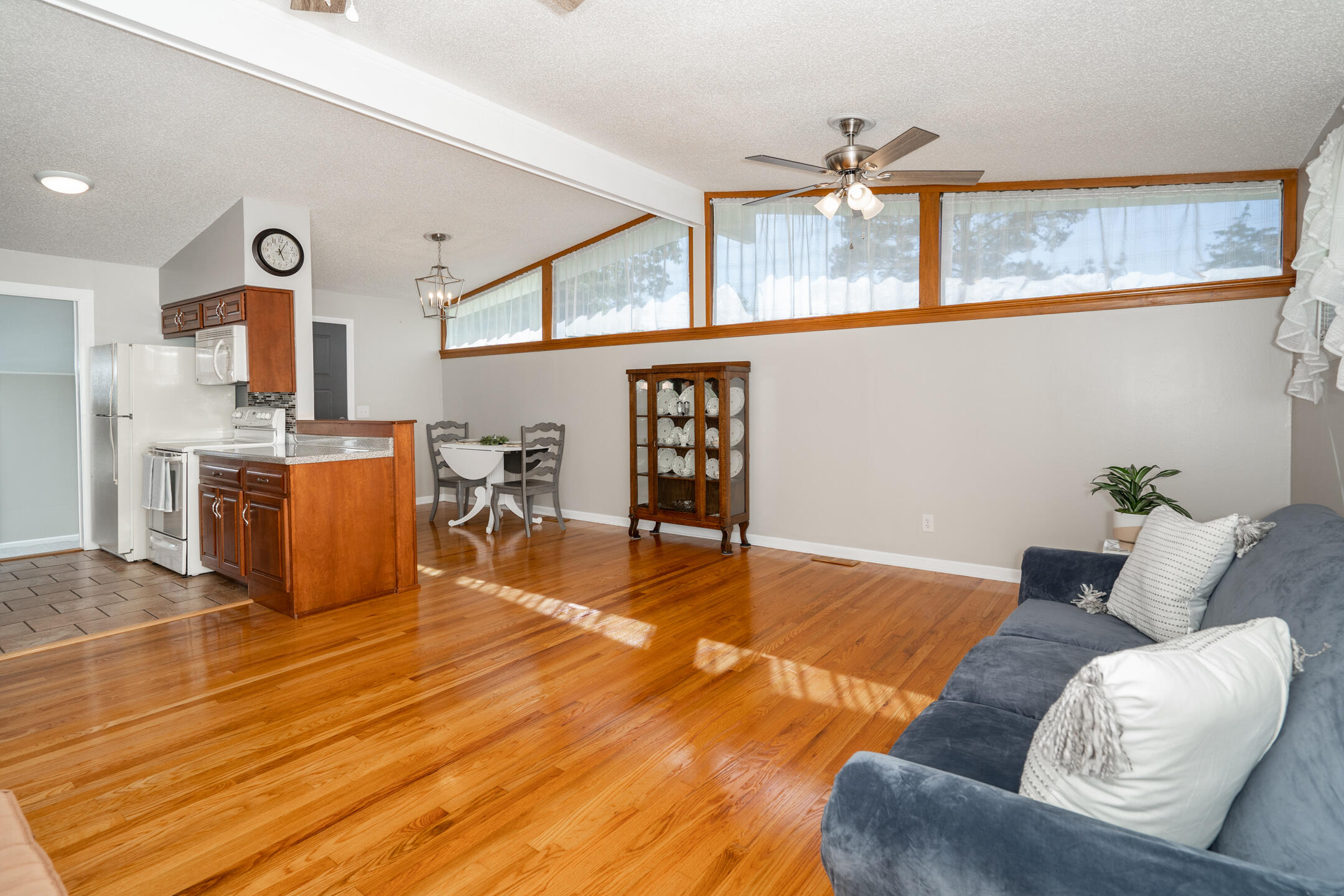 532 Frawley Road East Ridge, TN 37412 - Photo 8 of 31 Living Room 2