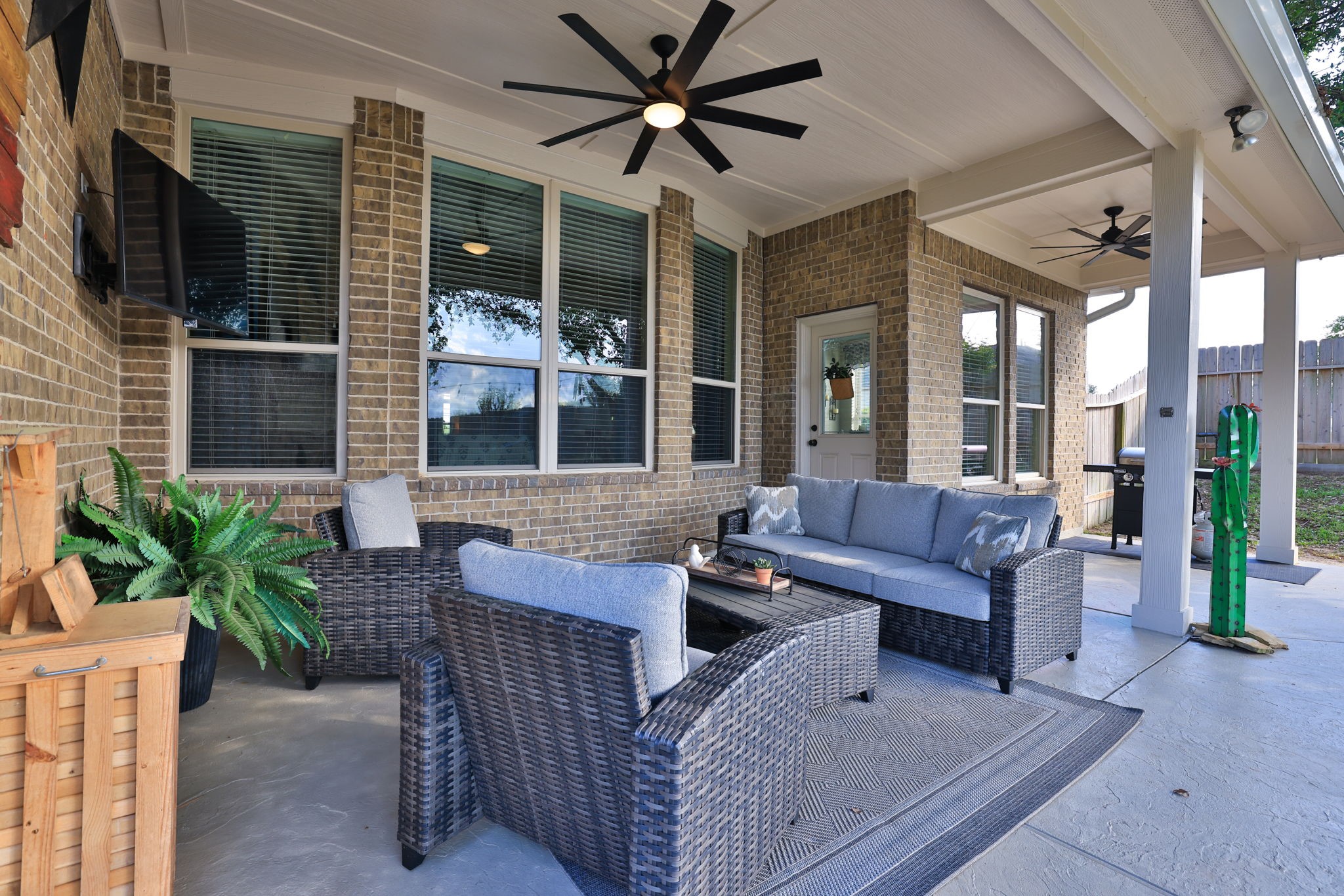 5922 Glen Lief Court Spring, TX 77379 - Photo 36 of 41 a living room with furniture and a potted plant