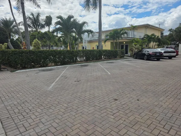 $2,150 | 911 North Federal Highway, Unit 205, Lake Worth Beach, FL 33460