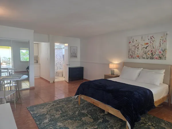 $2,150 | 911 North Federal Highway, Unit 205, Lake Worth Beach, FL 33460