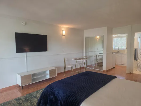 $2,150 | 911 North Federal Highway, Unit 205, Lake Worth Beach, FL 33460