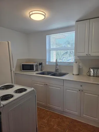 $2,150 | 911 North Federal Highway, Unit 205, Lake Worth Beach, FL 33460