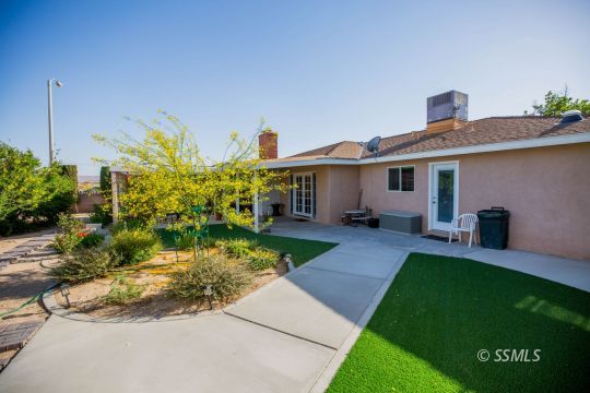 500 Scott Street Ridgecrest, CA 93555 - Photo 35 of 37 a front view of a house with garden