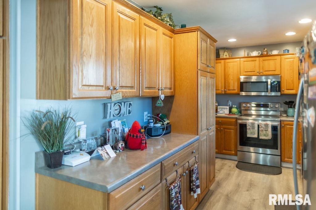 1035 Lawrence Drive Canton, IL 61520 - Photo 11 of 46