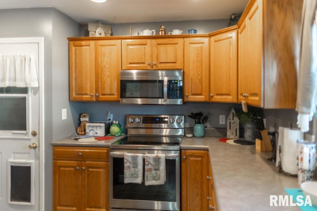 1035 Lawrence Drive Canton, IL 61520 - Photo 12 of 46