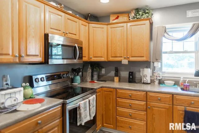 $190,000 | 1035 Lawrence Drive, Canton, IL 61520