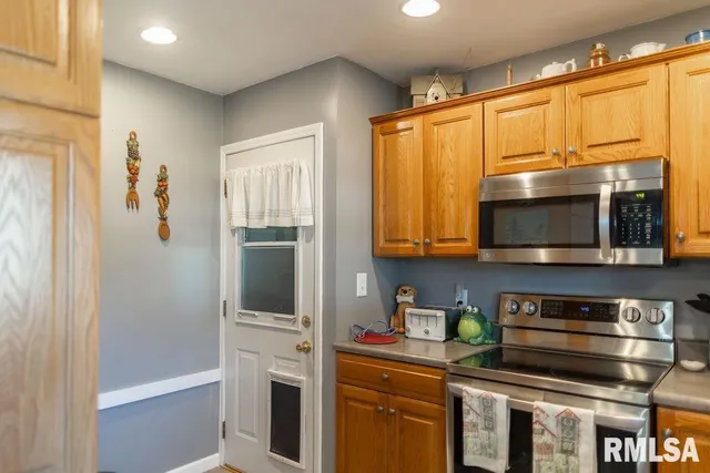 $190,000 | 1035 Lawrence Drive, Canton, IL 61520