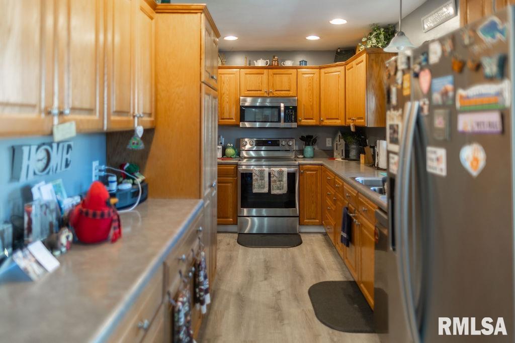 1035 Lawrence Drive Canton, IL 61520 - Photo 15 of 46