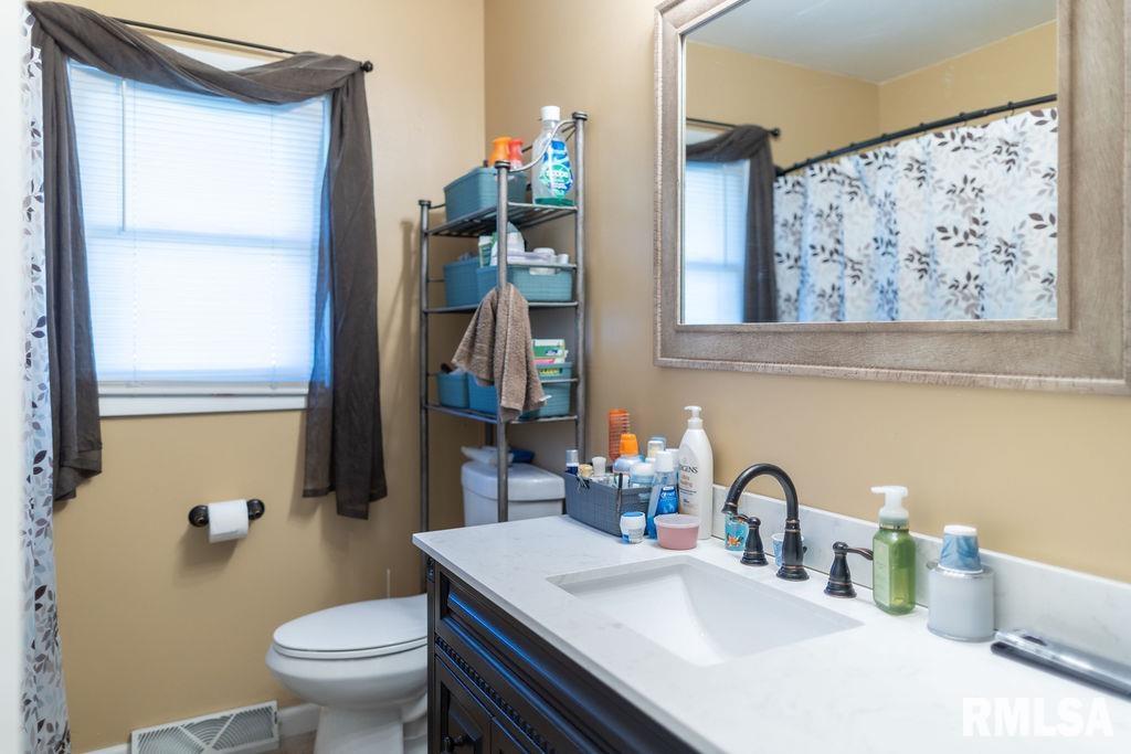 1035 Lawrence Drive Canton, IL 61520 - Photo 27 of 46