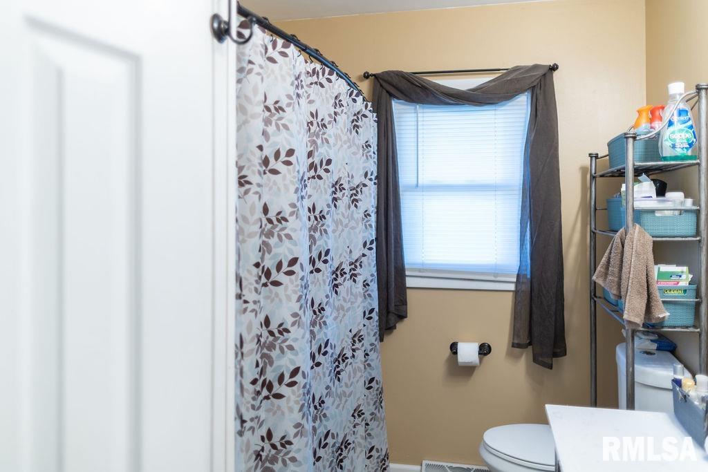 1035 Lawrence Drive Canton, IL 61520 - Photo 28 of 46