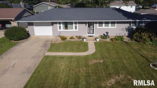 $190,000 | 1035 Lawrence Drive, Canton, IL 61520