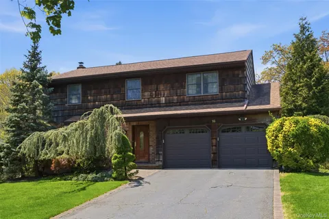 $799,000 | 16 Amherst Lane, Smithtown, NY 11787