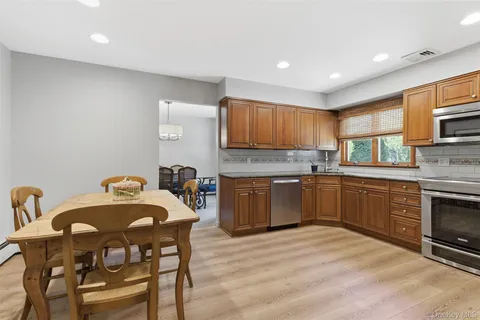 $799,000 | 16 Amherst Lane, Smithtown, NY 11787