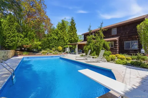 $799,000 | 16 Amherst Lane, Smithtown, NY 11787