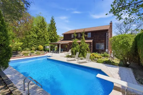 $799,000 | 16 Amherst Lane, Smithtown, NY 11787