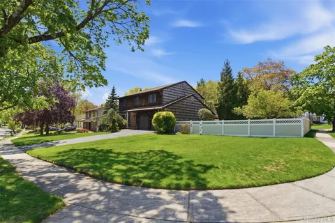 $799,000 | 16 Amherst Lane, Smithtown, NY 11787