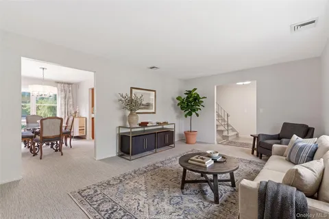 $799,000 | 16 Amherst Lane, Smithtown, NY 11787