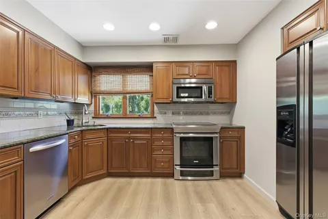 $799,000 | 16 Amherst Lane, Smithtown, NY 11787