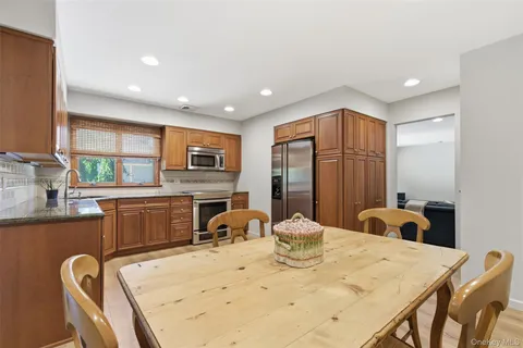 $799,000 | 16 Amherst Lane, Smithtown, NY 11787