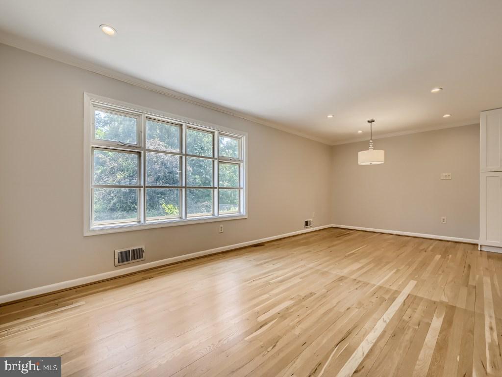 1609 Hopefield Road Silver Spring, MD 20905 - Photo 11 of 30 Main Dining Area