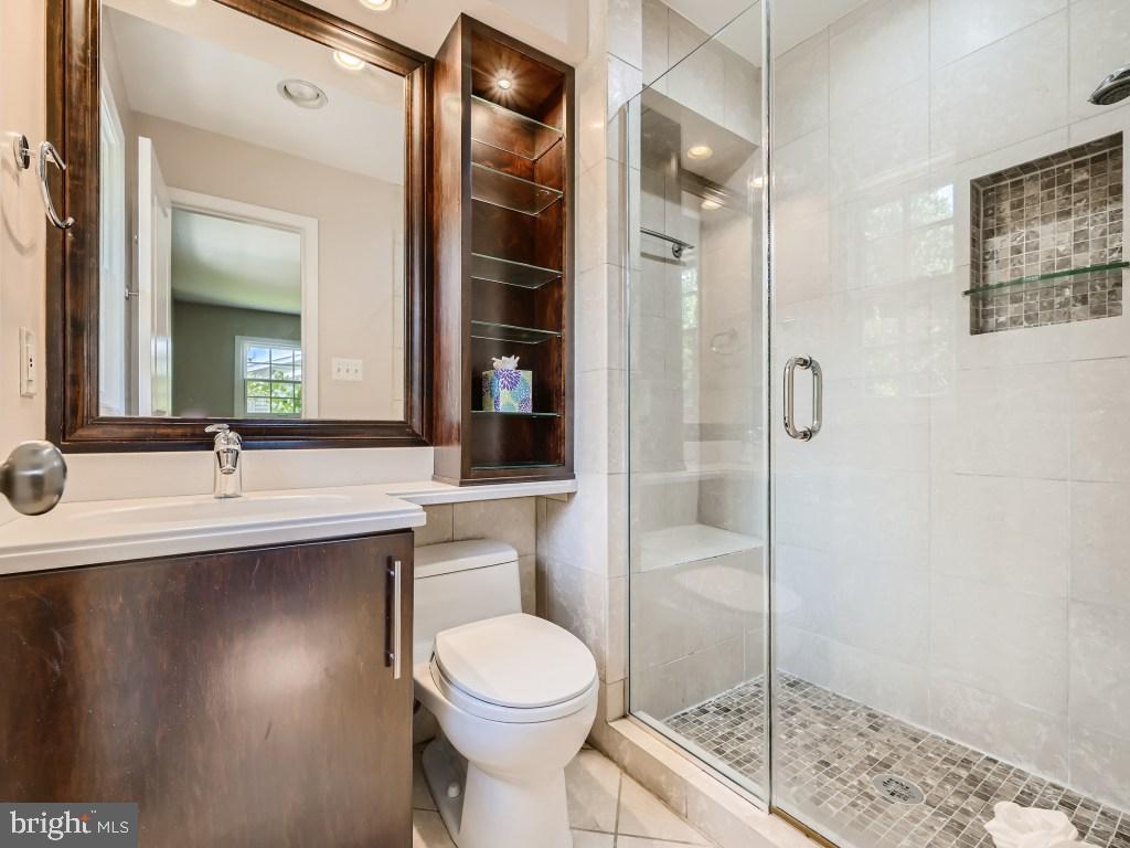 1609 Hopefield Road Silver Spring, MD 20905 - Photo 14 of 30 Primary Full Bath