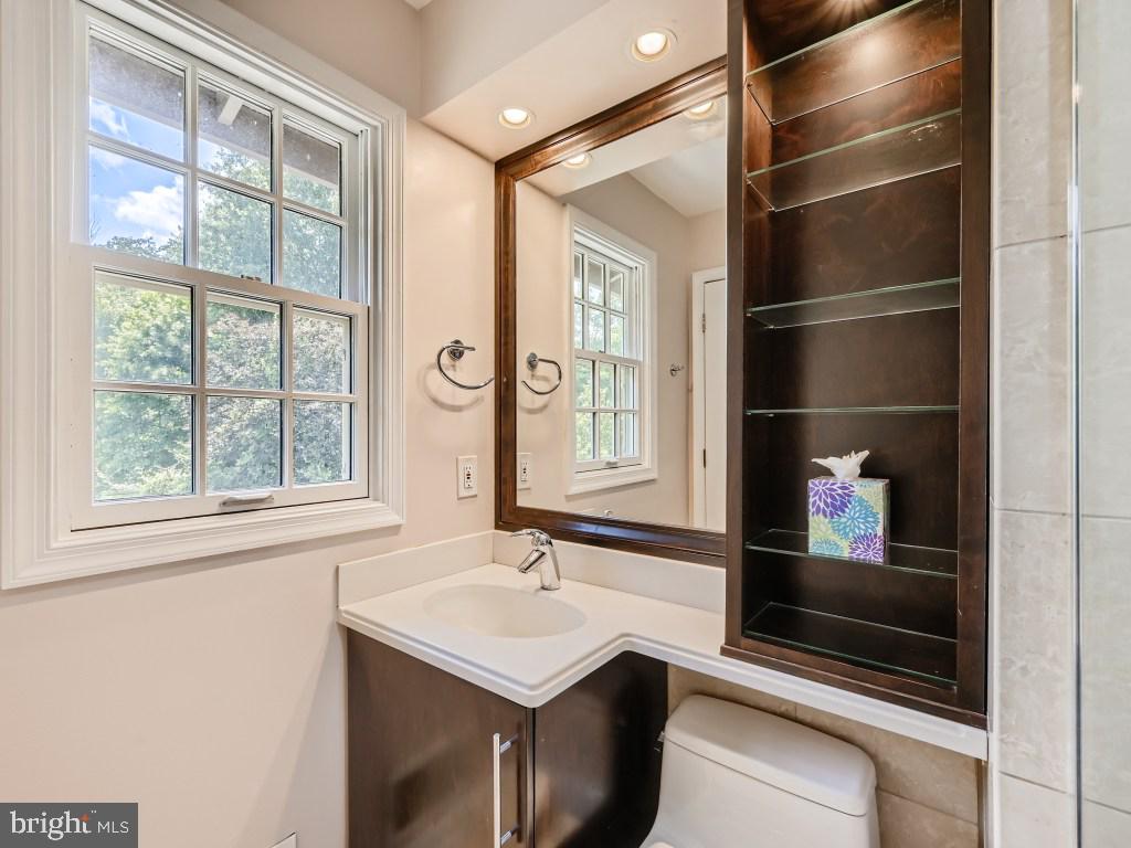 1609 Hopefield Road Silver Spring, MD 20905 - Photo 15 of 30 Primary Full Bath