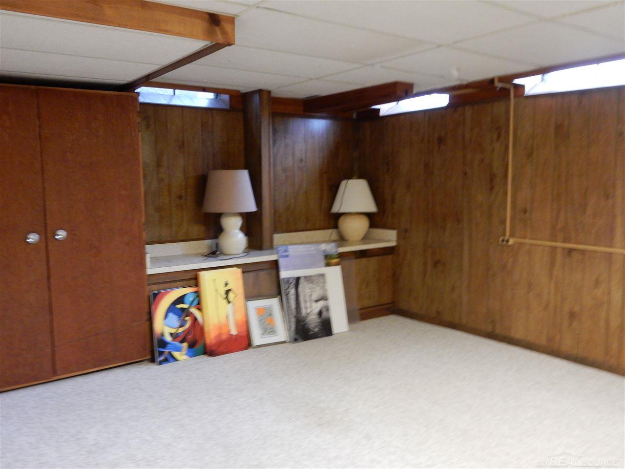 1907 Allenway Court Rochester, MI 48309 - Photo 12 of 17 31259894-11.JPG