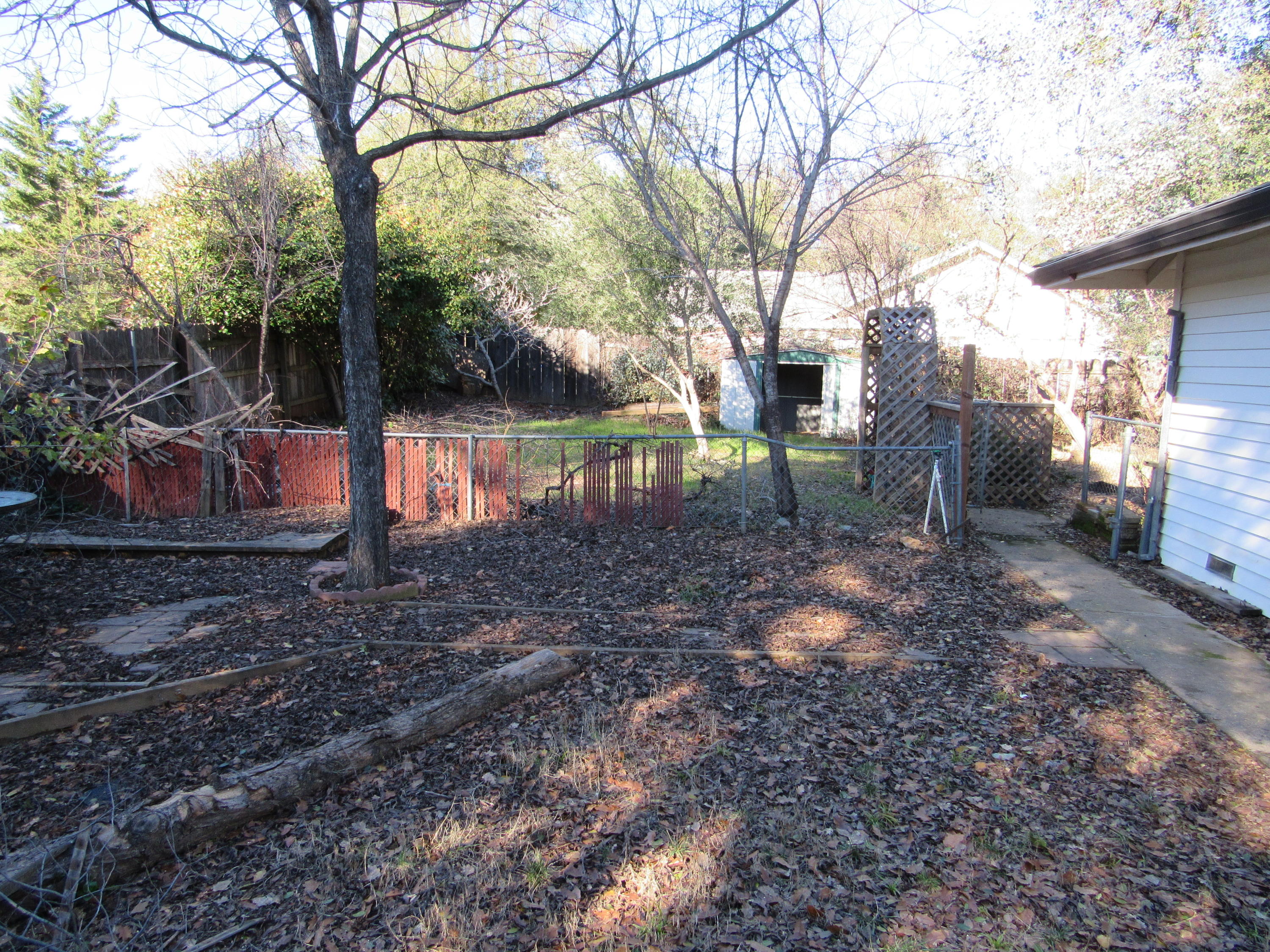 3002 Quartz Hill Road Redding, CA 96003 - Photo 27 of 42 a backyard of a house with lots of green space