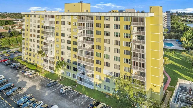 $215,000 | 4400 Hillcrest Drive, Unit 912B, Hollywood, FL 33021