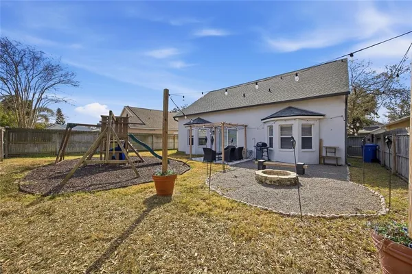 a view of a house with backyard