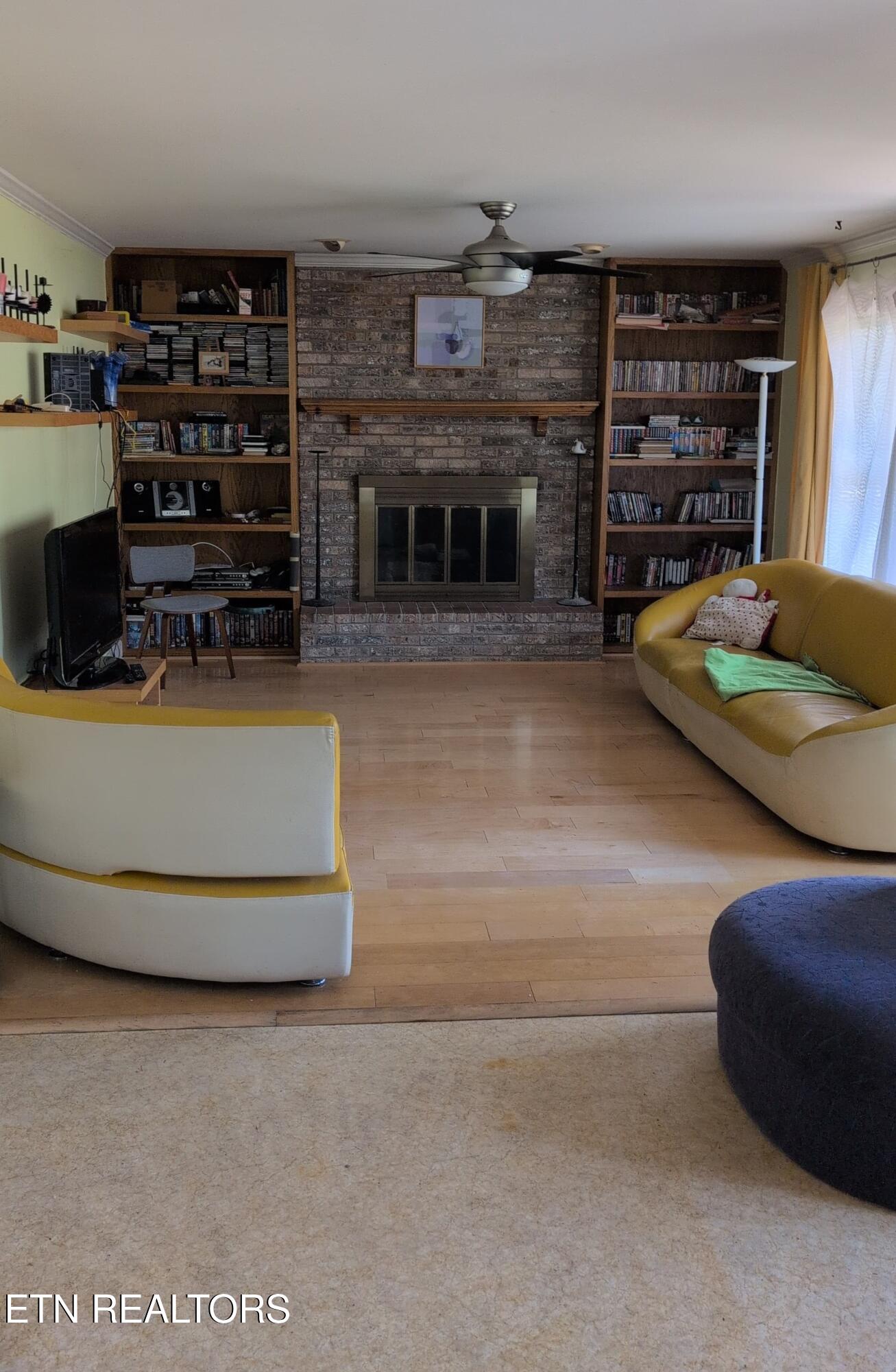 118 West Melbourne Road Oak Ridge, TN 37830 - Photo 5 of 13 fireplace2