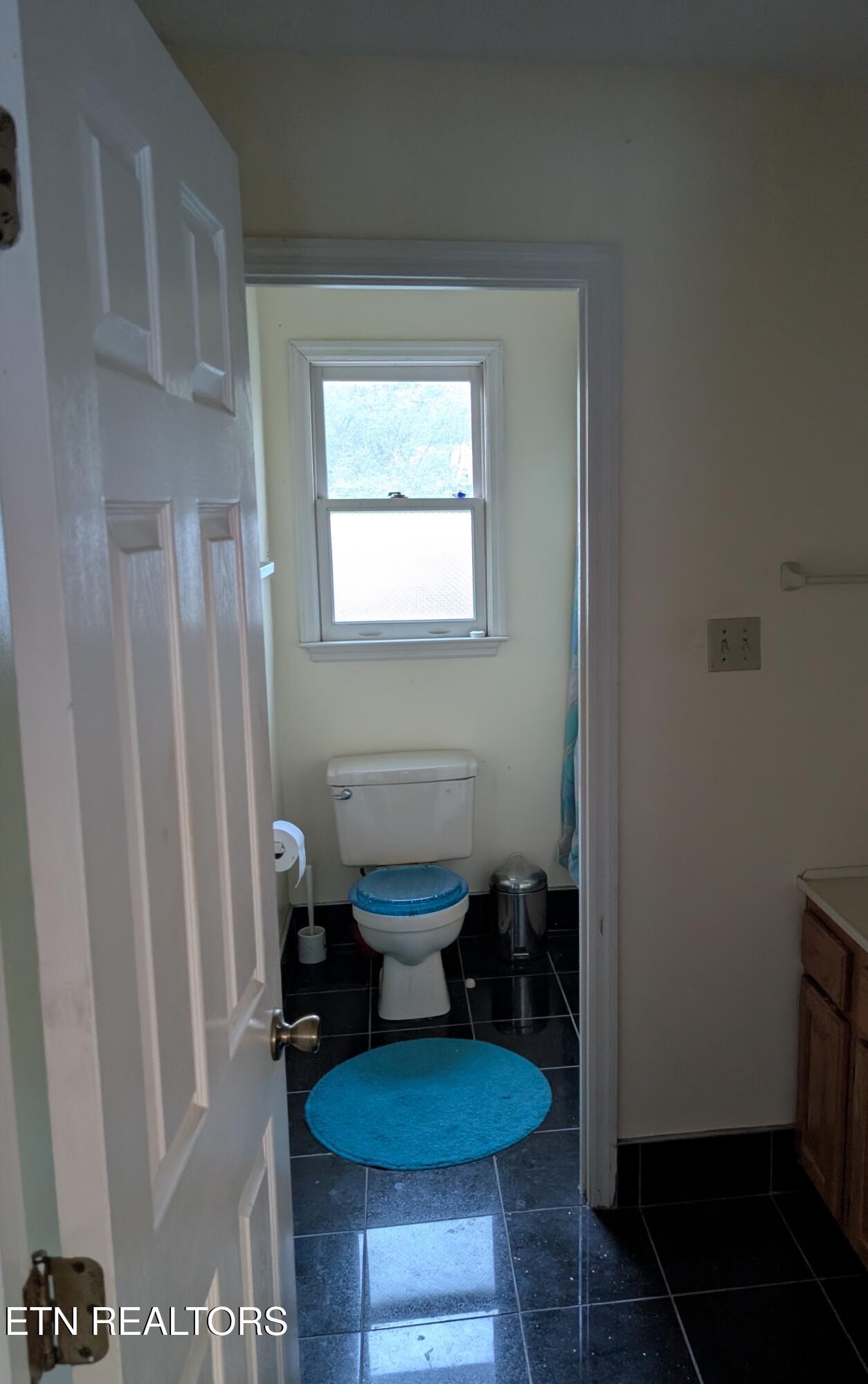 118 West Melbourne Road Oak Ridge, TN 37830 - Photo 9 of 13 second floor bathroom