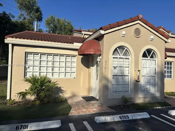 $1,850 | 6701 Northwest 166th Terrace, Unit 101, Miami Lakes, FL 33014