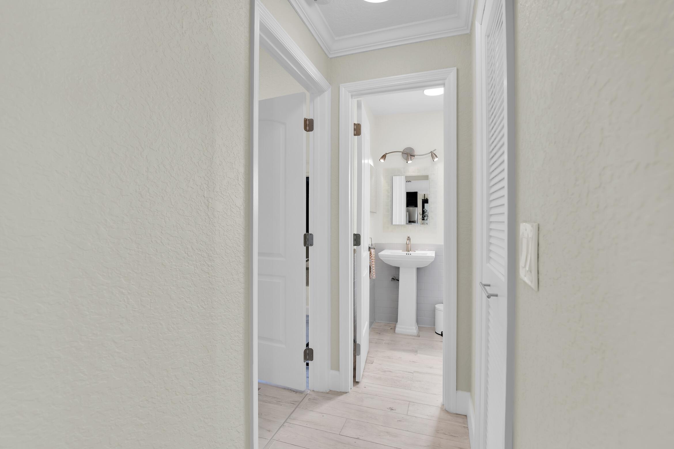 14656 Country Side Lane Delray Beach, FL 33484 - Photo 25 of 40 Guest Bedroom/Bathroom