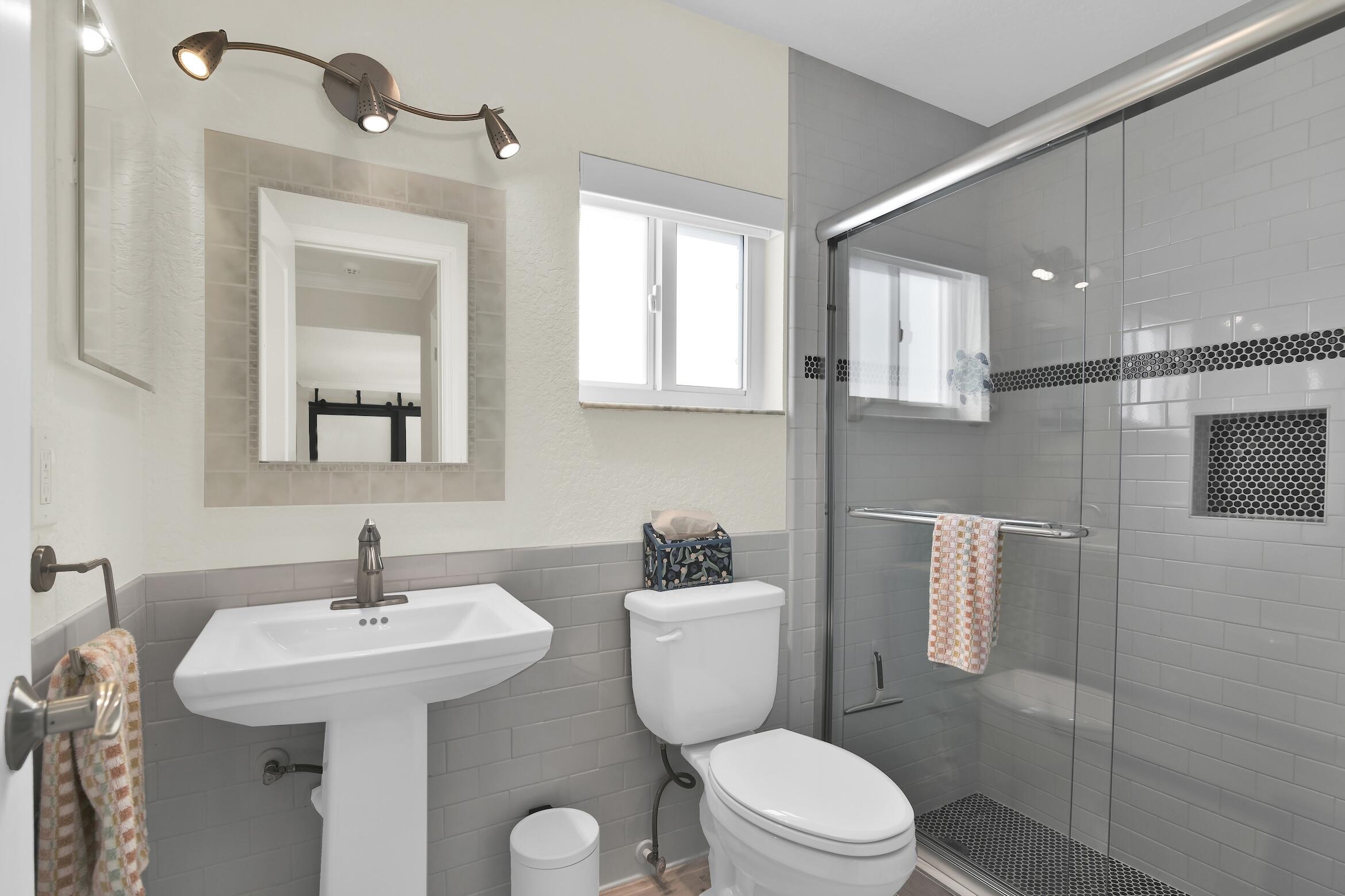 14656 Country Side Lane Delray Beach, FL 33484 - Photo 26 of 40 Guest Bathroom