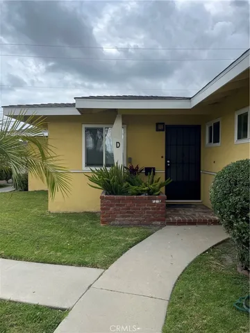 a front view of house with yard