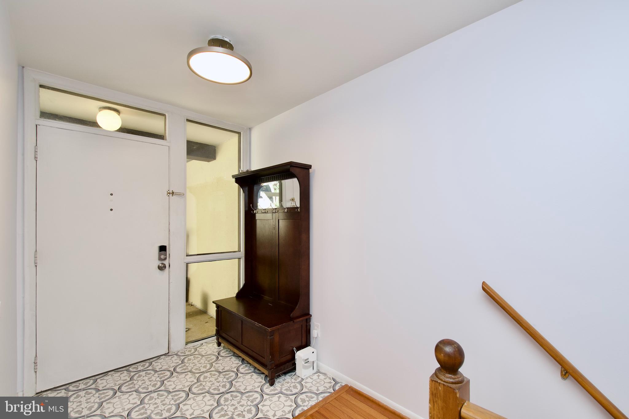 2204 South Quincy Street, Unit 1 Arlington, VA 22204 - Photo 23 of 29 Entry