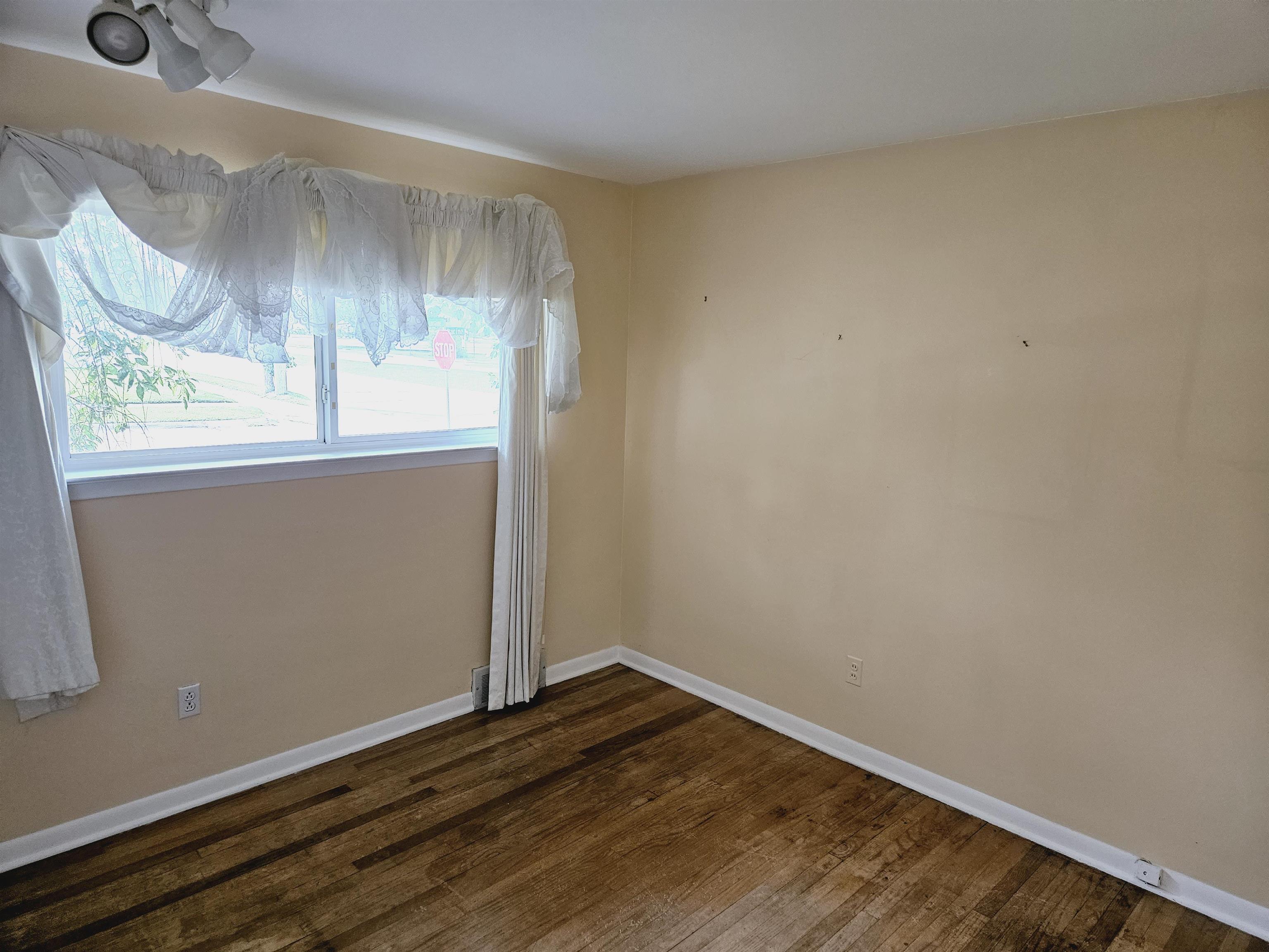 11007 Racine Road Warren, MI 48093 - Photo 12 of 34 50119643-12.JPG