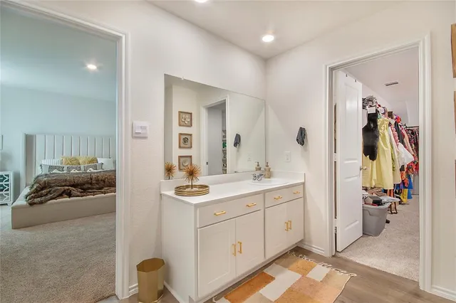 a en suite bathroom with a sink and a mirror