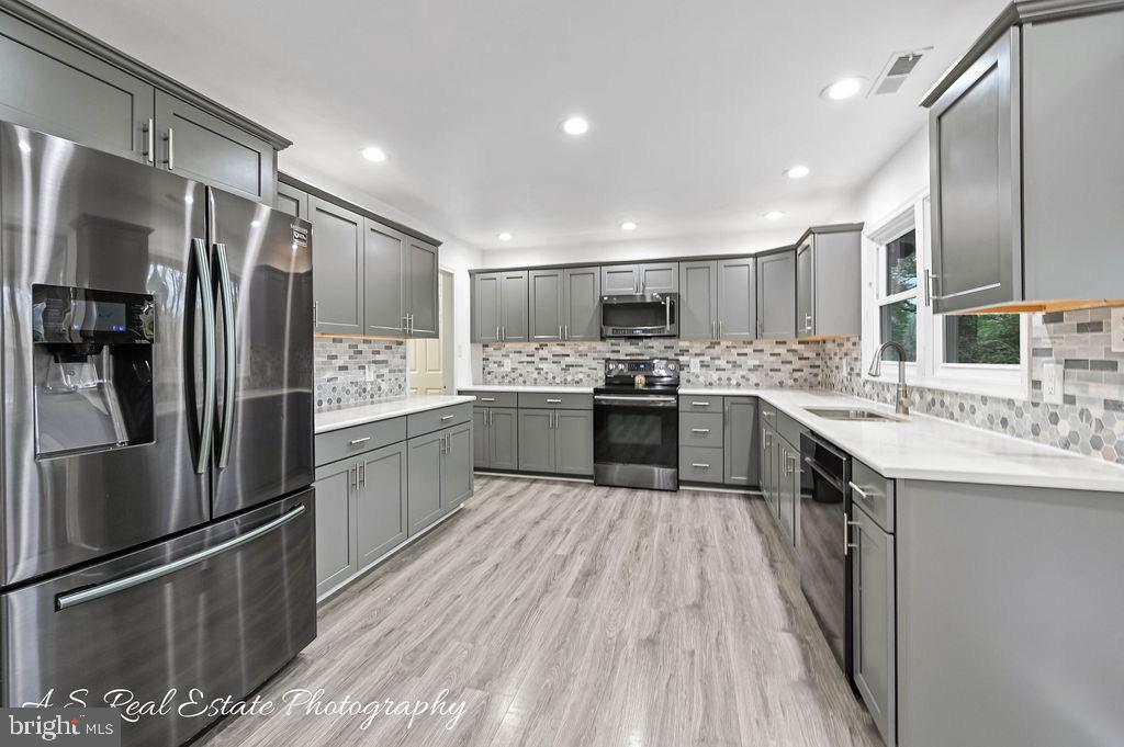 30833 Dogwood Drive Laurel, DE 19956 - Photo 11 of 27 a kitchen with stainless steel appliances granite countertop a refrigerator a sink a stove and a oven