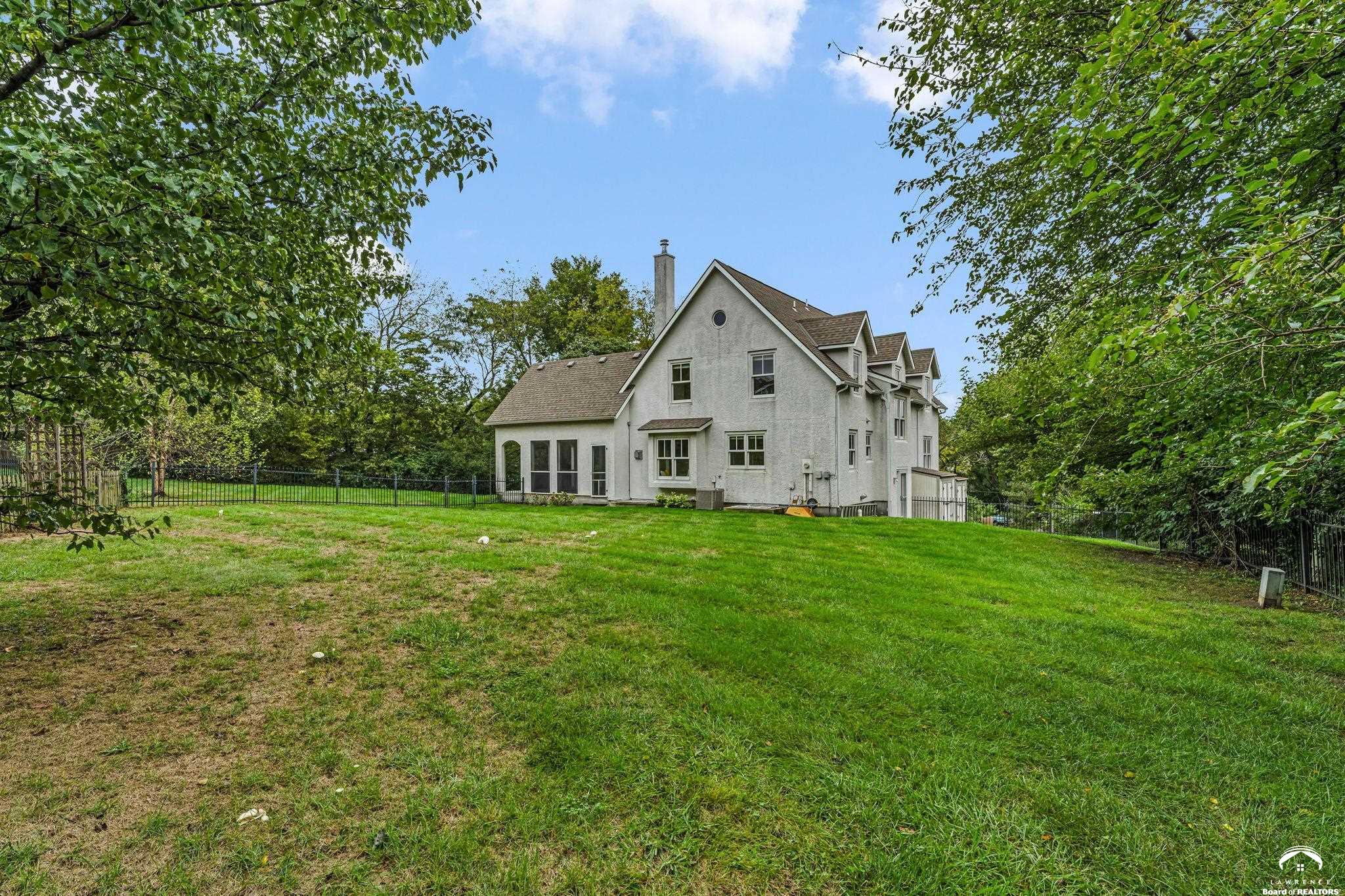 2812 Stratford Road Lawrence, KS 66049 - Photo 3 of 59 Gallery Image 3