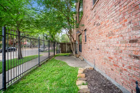 a view of a backyard with pathway