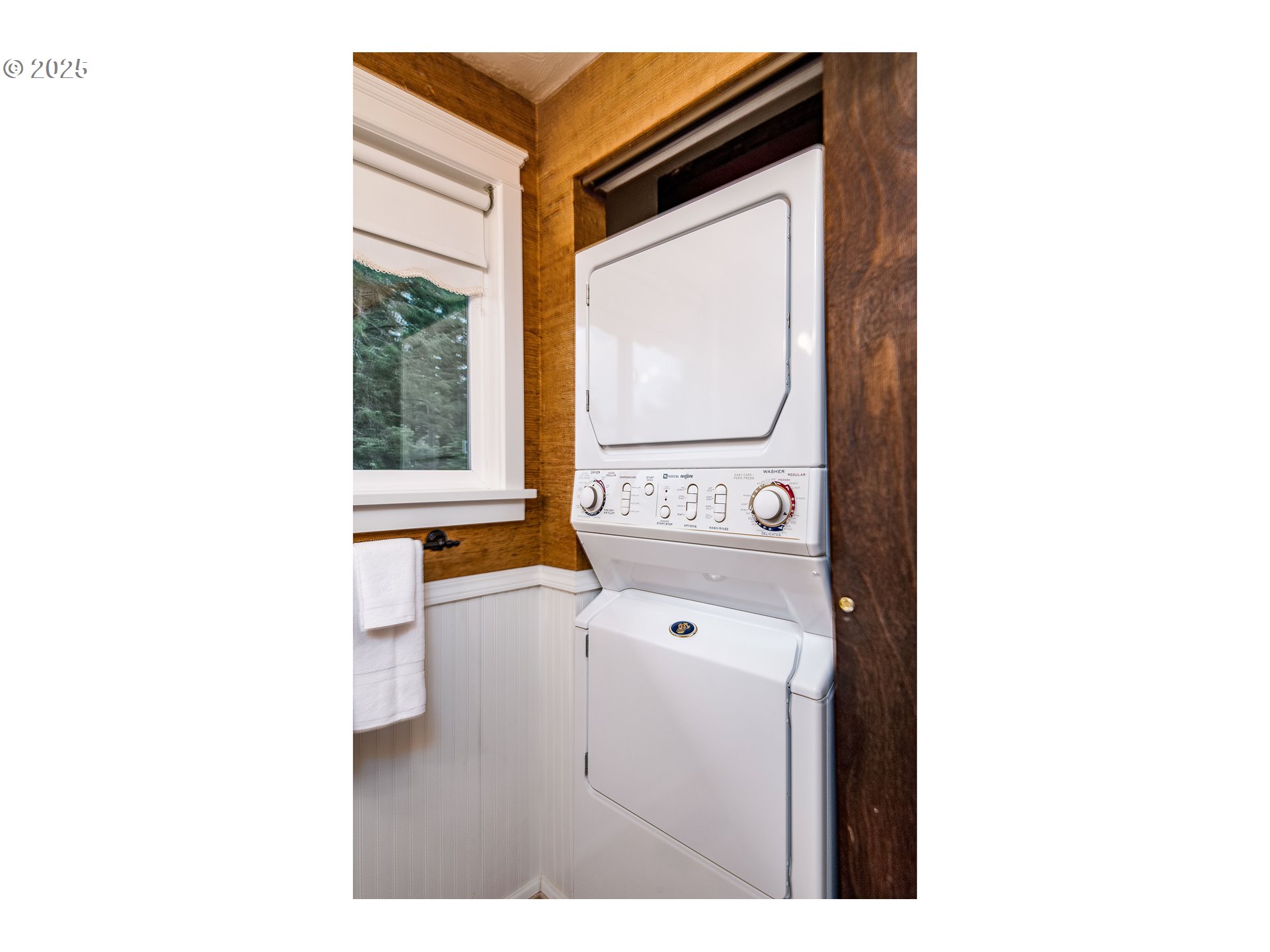5001 Ford Way Florence, OR 97439 - Photo 18 of 48 a utility room with dryer and washer