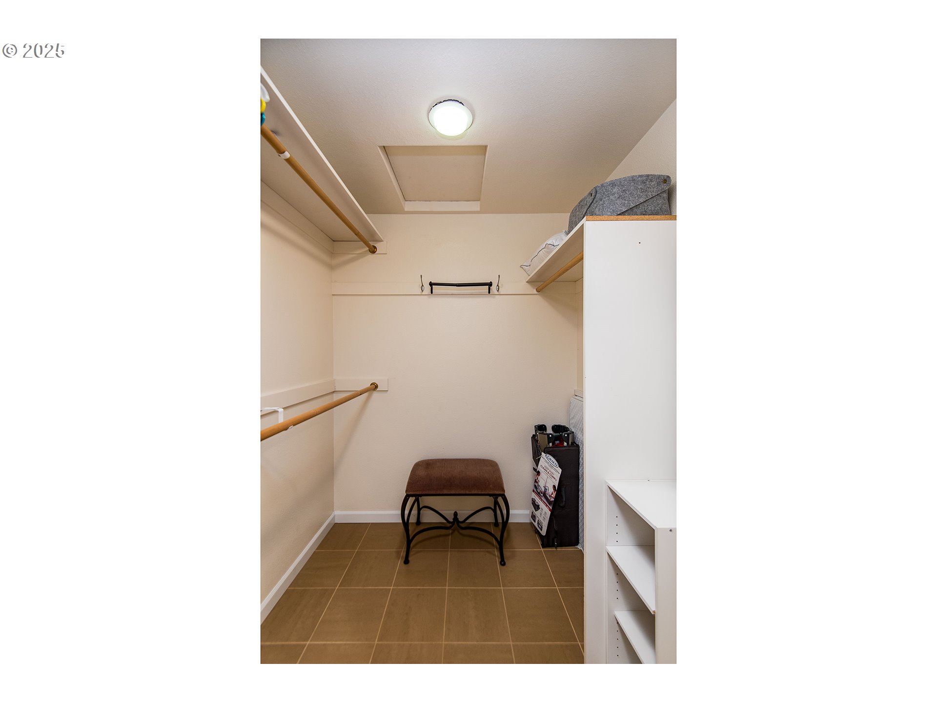 5001 Ford Way Florence, OR 97439 - Photo 29 of 48 a view of entryway with furniture