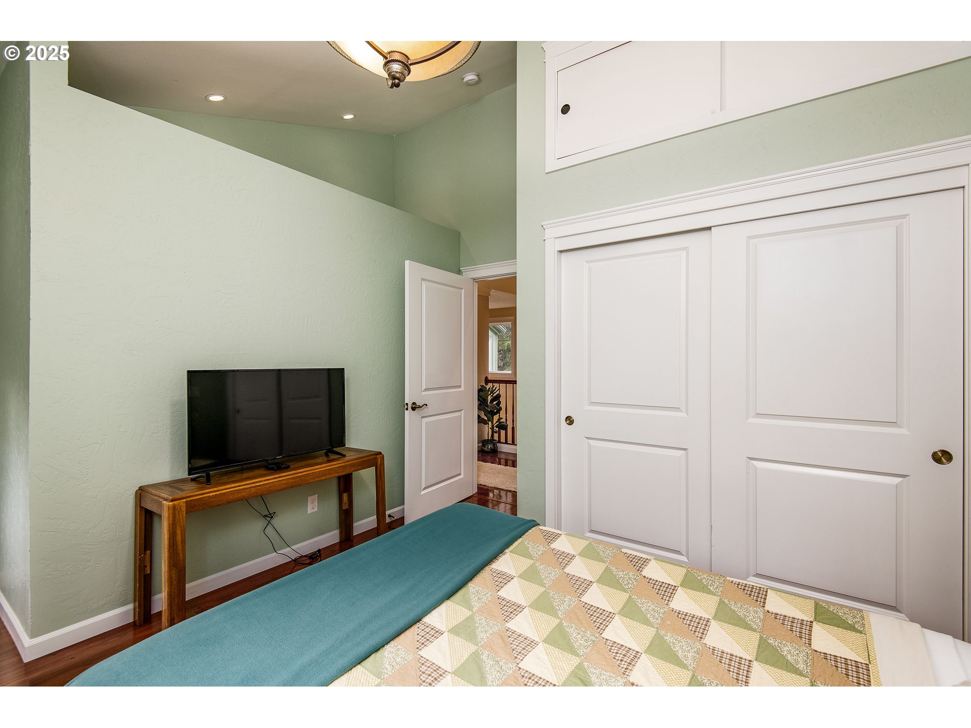 5001 Ford Way Florence, OR 97439 - Photo 36 of 48 a living room with a flat screen tv and a rug