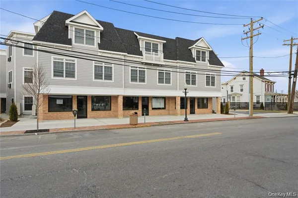 $3,200 | 180 Deer Park Avenue, Unit 211, Babylon, NY 11702