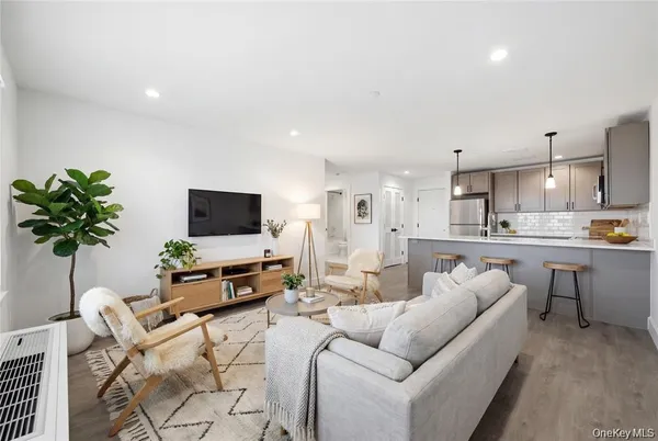 $3,200 | 180 Deer Park Avenue, Unit 211, Babylon, NY 11702